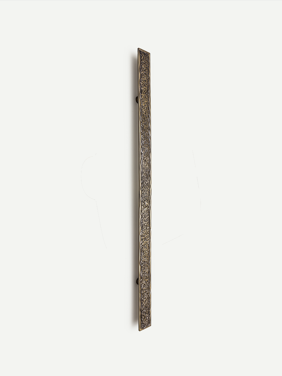 Minimalist extra-long handle for luxury wooden doors in bronze.