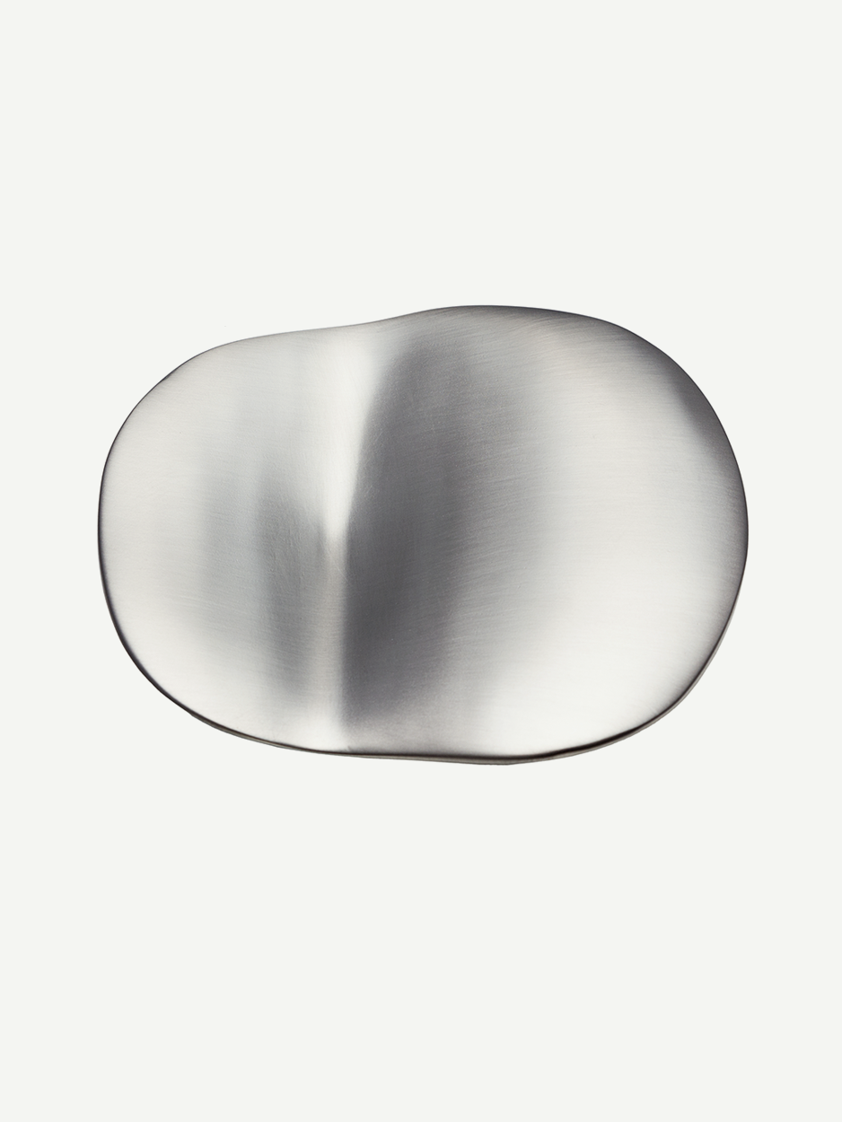 Sculpted cabinet pull in premium brass finish