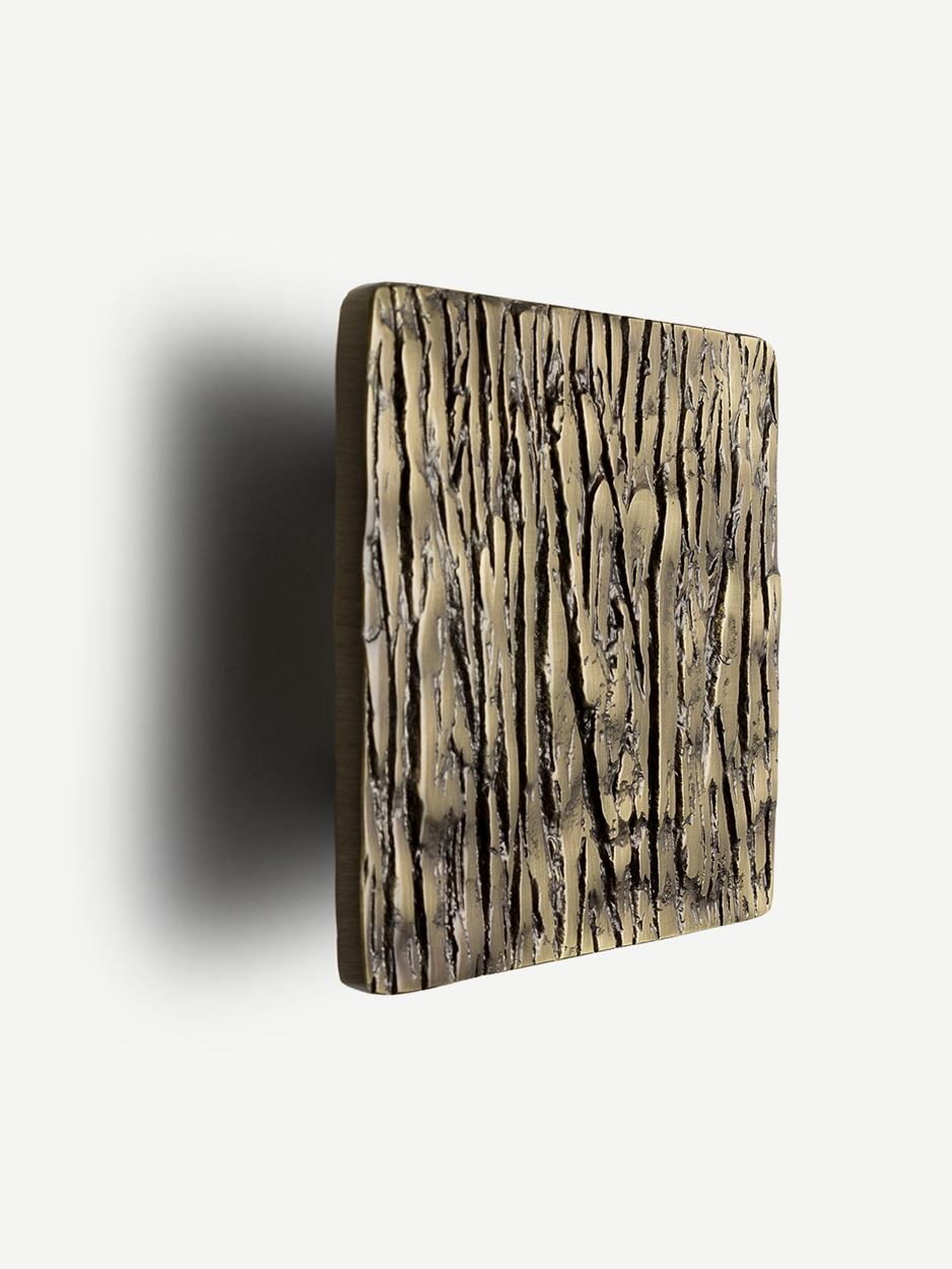 Decorative cabinet pull for drawers and wardrobes