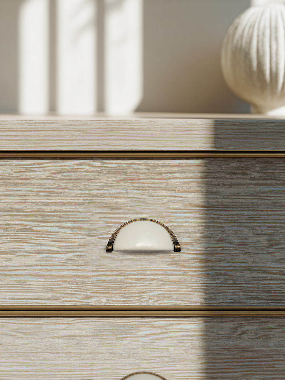 ALBA CERAMIC KNOB FOR NIGHSTAND DRAWERS WITH BRASS DETAILING - GLITTERS HARDWARE 
