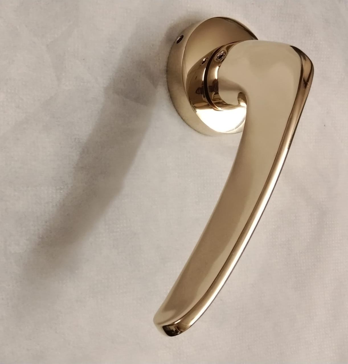 BRASS POLISH finish. The sleek, simple form adds a touch of elegance and modernity to any door, providing a clean and stylish appearance suitable for various décor styles.