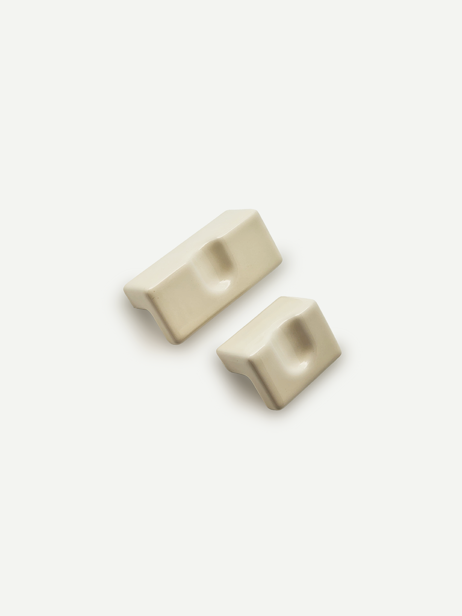 HELEN CERAMIC KNOB IN WHITE AVAILABLE IN 2 SIZES FOR DRAWERS AND CABINETS - GLITTERS HARDWARE 