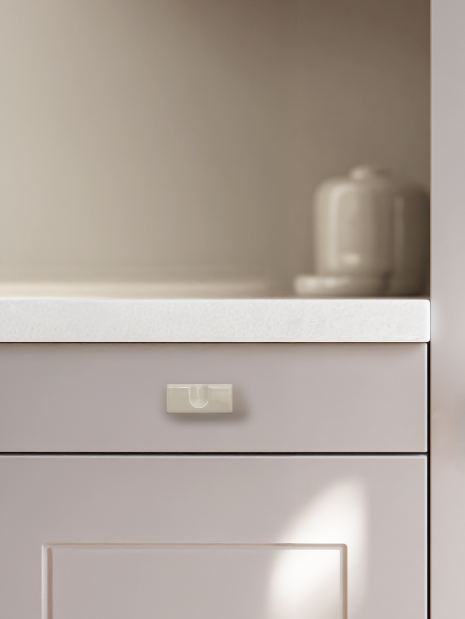 HELEN CERAMIC KNOB FOR KITCHEN DRAWERS IN WHITE - GLITTERS HARDWARE