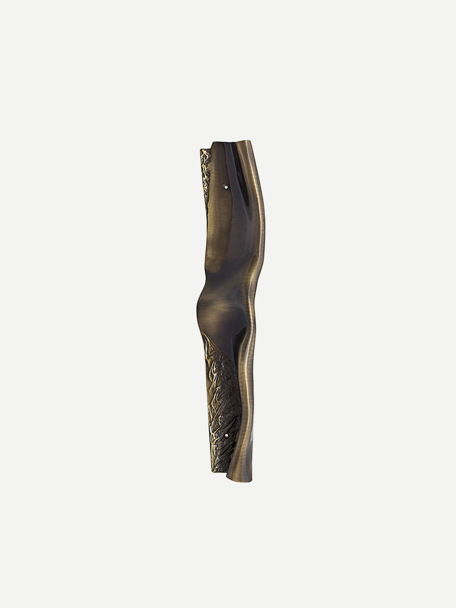 NEUVA door handle in glossy bronze. 