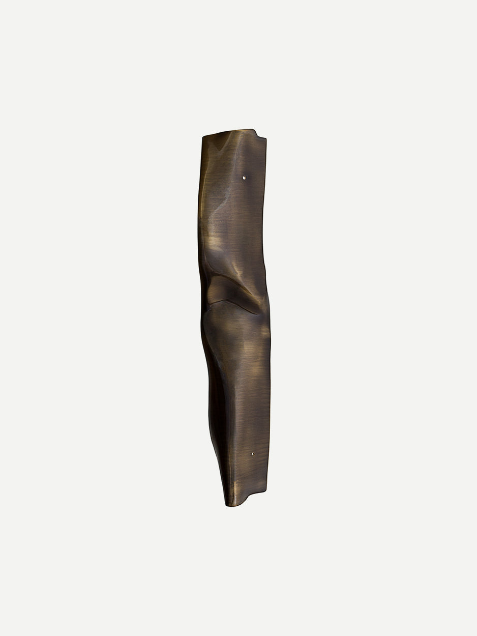 NEUVA door handle in glossy bronze. 