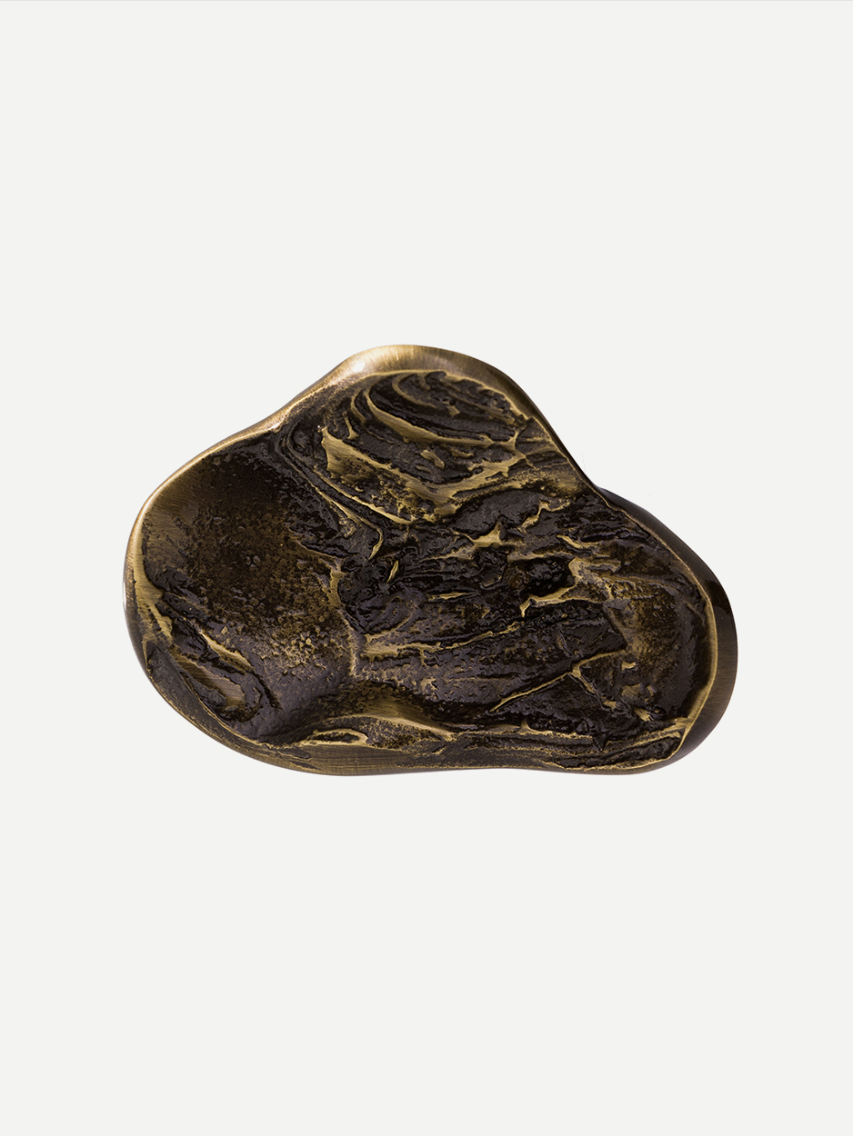 High-end brass cabinet pulls for bespoke furniture, console units, nightstands and dresser drawers.