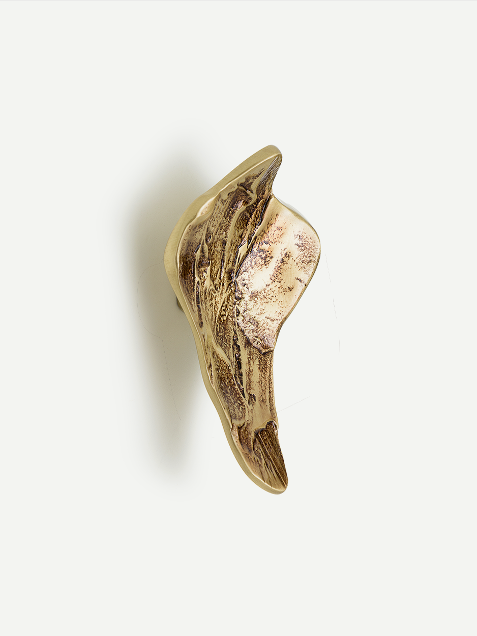 Sculpted pull handle for contemporary cabinets